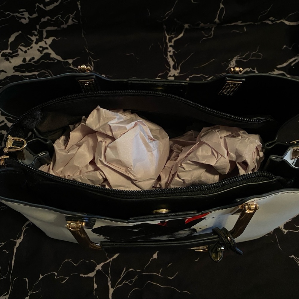 👜 Fashion City Girl Pleather Handbag - Picture 8 of 10